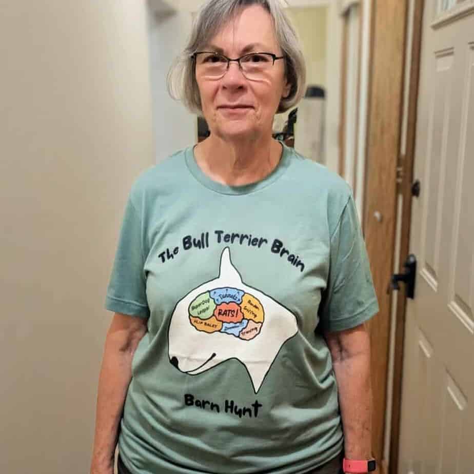 woman wearing green t shirt